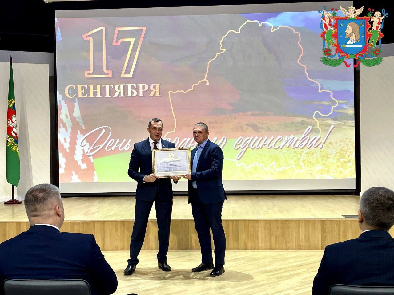 Поздравляем начальника канализационной службы Александра Боброва с получением Почётной грамоты от председателя Витебского облисполкома Александра Субботина!