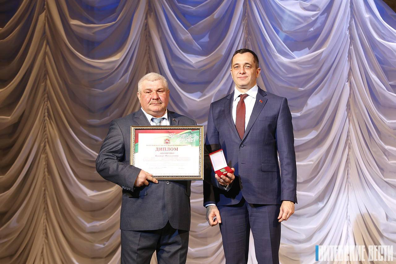 Вручение диплома и памятной медали лауреату почетного звания «Человек года Витебщины» Виктору Антоненко 