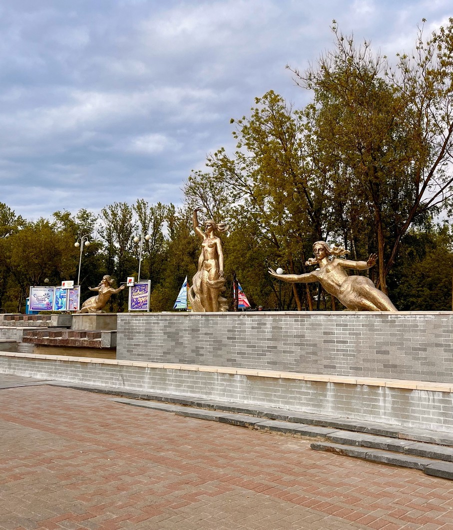 Тем временем фонтан «Три реки» преображается на глазах